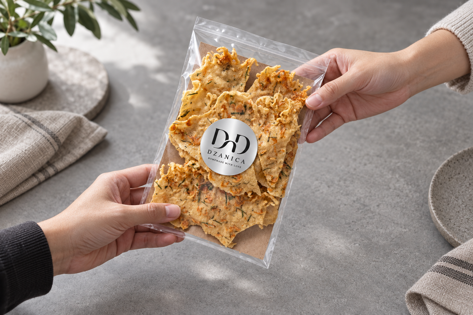 Keripik Dzanica dalam kemasan, diberikan dari tangan ke tangan